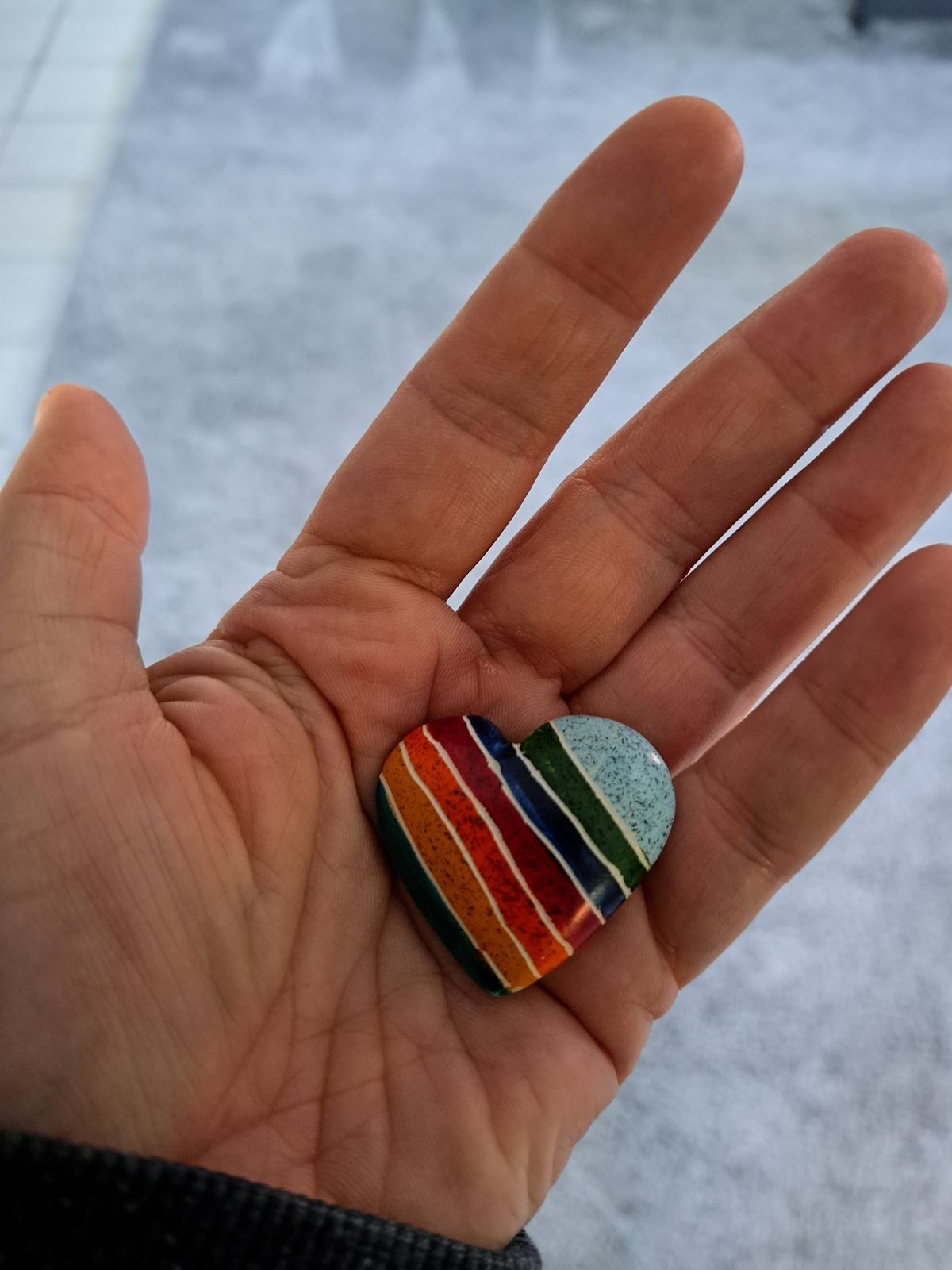  Weiter Liebe üben Na, wie läuft das Jahres-Experiment, die Jahreslosung mit Leben zu füllen? Alles was ihr tut, geschehe in Liebe. Alles aus Liebe tun, immer wieder die Liebe ausstreuen wie Blumensamen, die dann wachsen und blühen können. Habt Ihr schon Erfahrungen gemacht, die Euch überrascht haben? Habt Ihr Liebe entdeckt, wo Ihr nicht mit ihr gerechnet habt? Das Wort der Jahreslosung muss sich immer wieder in den Kopf schieben, besonders dann, wenn ich Zeitgenossen begegne, die mich an meine Grenzen bringen, die mich dann erwischen, wenn es mir nicht gut geht oder ich gestresst bin. Alles aus Liebe. Durchatmen. Manchmal gelingt es, dann geschieht ein Lächeln, ein gutes Wort oder einen Moment Zeit und die Stimmung wandelt sich. Dann, wenn ich versuche, die Bedürfnisse des anderen wahrzunehmen und ich mich in seine Situation hineinversetze. Aber es gelingt auch nicht immer und immer kostet es auch etwas Kraft. Vielleicht kann man sich das aber auch antrainieren, wie bei den Gewichten im Fitnessstudio. Irgendwann geht es immer leichter. Irgendwann wird es selbstverständlicher. Aber Liebe üben ist und bleibt eben üben und auch immer wieder neu anfangen. Alles, was ihr tut, geschehe in Liebe. Was man dabei nicht vergessen darf, ist sich selbst. Wenn man sich immer auf andere konzentriert und kümmert, dann verliert man sich selbst aus dem Blick. Auch das, was ich an mir tue, soll mit Liebe geschehen. Ich darf lernen, mich in einem anderen Licht zu sehen, mein Versagen gnädig zu betrachten, meine Schwächen nicht zu verurteilen. Ich darf mir selbst guttun und beim Blick in den Spiegel mich über mich freuen. Ich darf mich verwöhnen (lassen), ohne zu rechnen. Ich darf genießen, ohne Schuldgefühle. Ich darf mir meine Bedürfnisse und Wünsche zugestehen. Ich darf lernen, dass ich liebens-wert bin. Auch das muss man üben. Inzwischen mag ich die Jahreslosung richtig sehr. Weil es eben nicht nur wieder eine Aufforderung ist, etwas zu tun, sondern auch ein Geschenk. Weil ich feststelle, dass sie mich nicht überfordern will, sondern bereichern. Bereichern mit vielen besonderen Erlebnissen und Menschen, mit leuchtenden Augen und wunderbaren Geschichten. Wenn ich bewusst die Augen aufhalte, kann ich entdecken, wo es überall schon Liebe gibt. Ich kann staunen, wo das mit der Liebe in meinem Leben gelingt und mich dadurch immer mehr "anfixen" lassen zu lieben, andere und mich selbst. Also dranbleiben am Experiment und viel Freude dabei. 